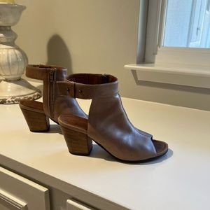 Leather peep toes chunky heel